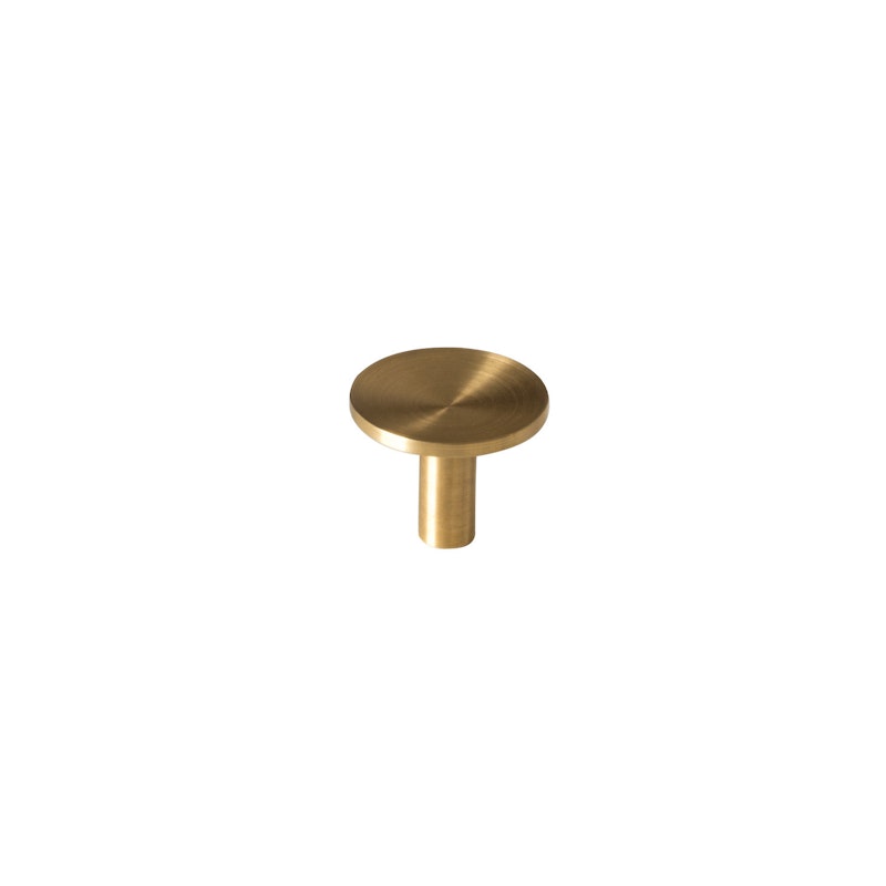 Sture 28 Knop Fremstillet af ubehandlet messing med børstet finish Funktionelt, tidløst design perfekt til køkkenet og til ethvert hjem, Over tid udvikler produktet en smuk, naturlig patina på grund af den ubehandlede overflade, Børstet Ubehandlet messing
